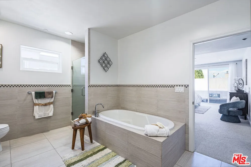 1540 Amherst Avenue #PH2 Los Angeles, CA 90025