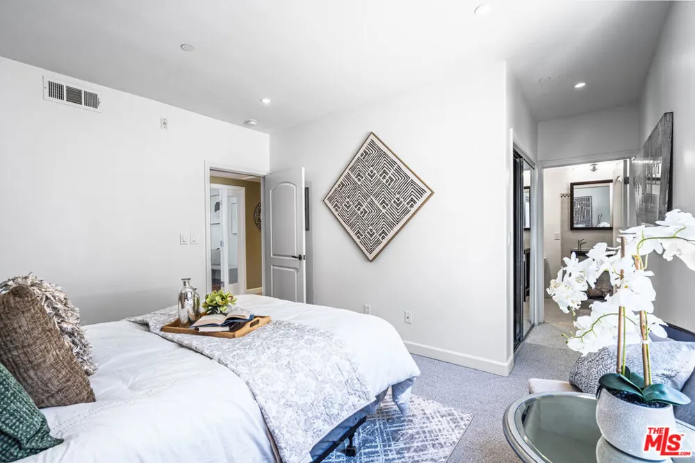 1540 Amherst Avenue #PH2 Los Angeles, CA 90025