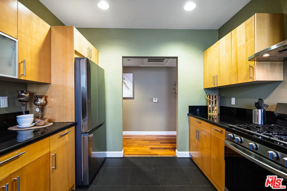 1540 Amherst Avenue #PH2 Los Angeles, CA 90025