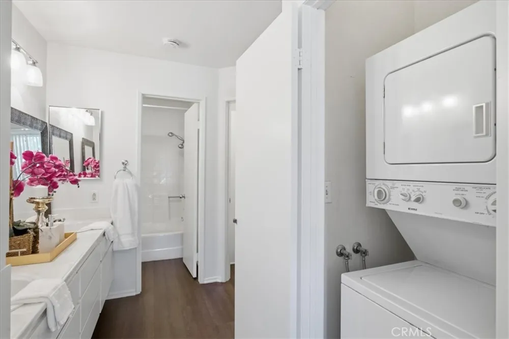 23709 Del Monte #219 Valencia, CA 91355