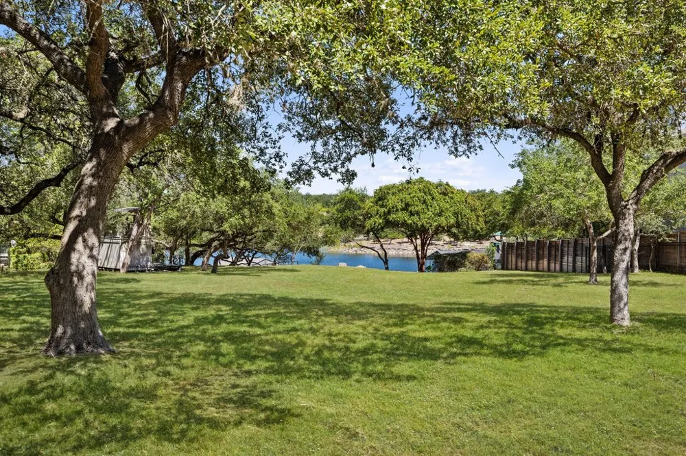 909 Brooks Hollow Road Lakeway, TX 78734