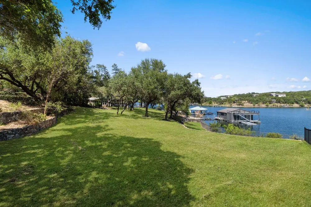 909 Brooks Hollow Road Lakeway, TX 78734