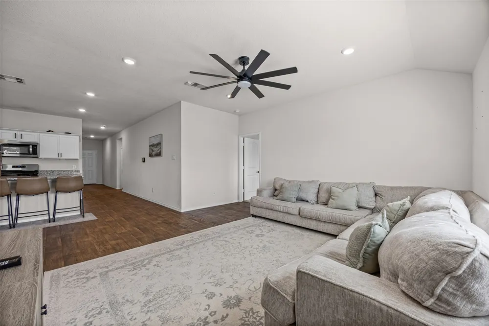 325 Granary Drive Uhland, TX 78640
