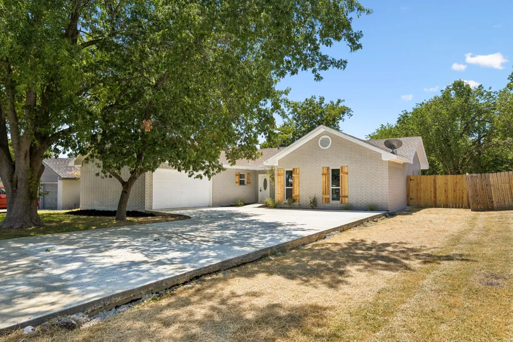 106 Cottonwood Drive Hutto, TX 78634