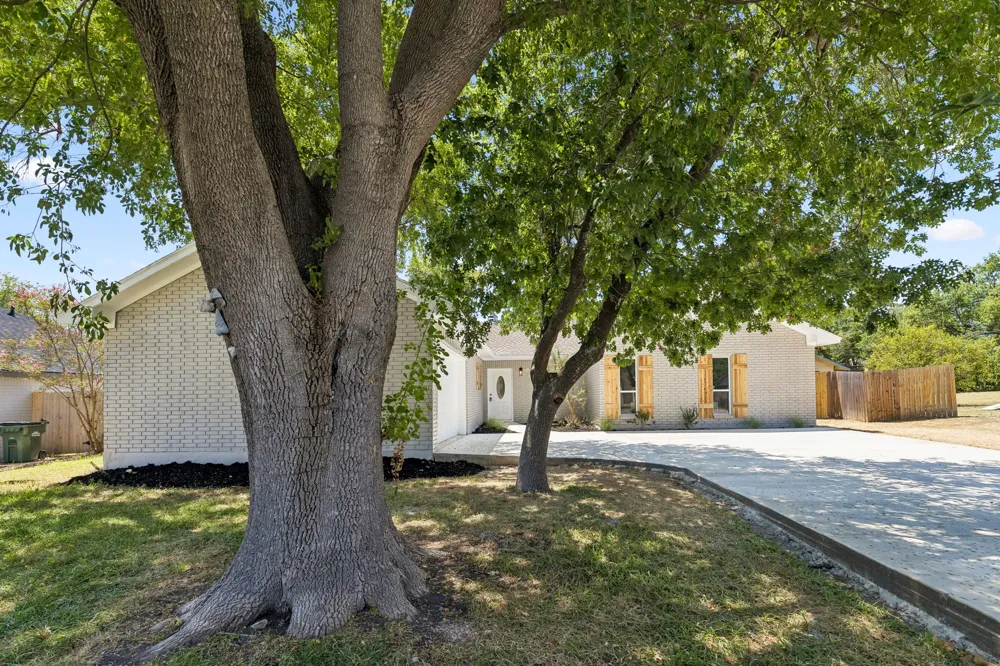 106 Cottonwood Drive Hutto, TX 78634
