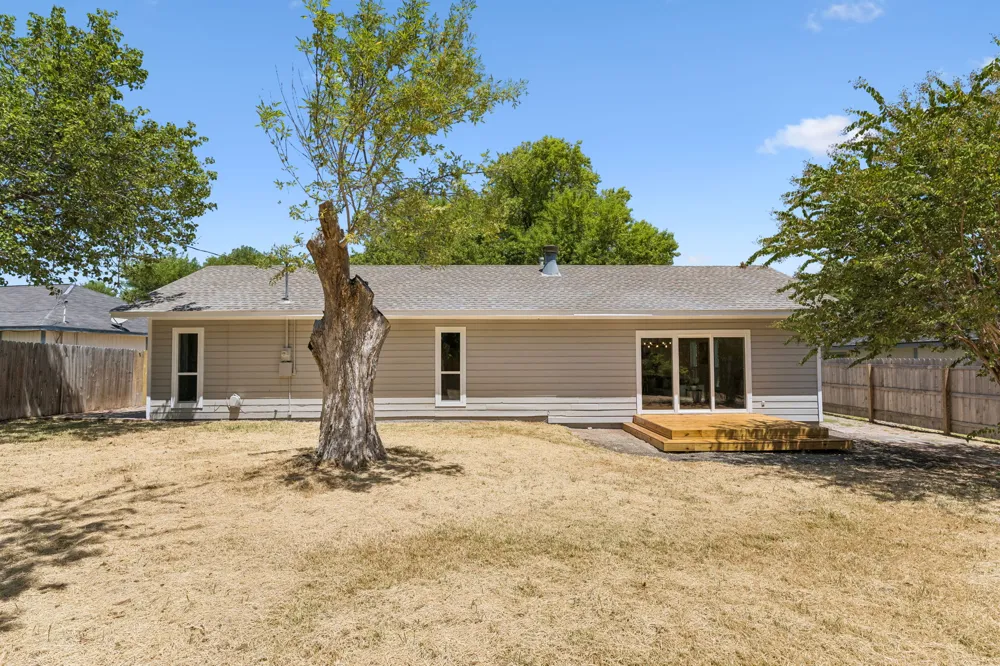 106 Cottonwood Drive Hutto, TX 78634