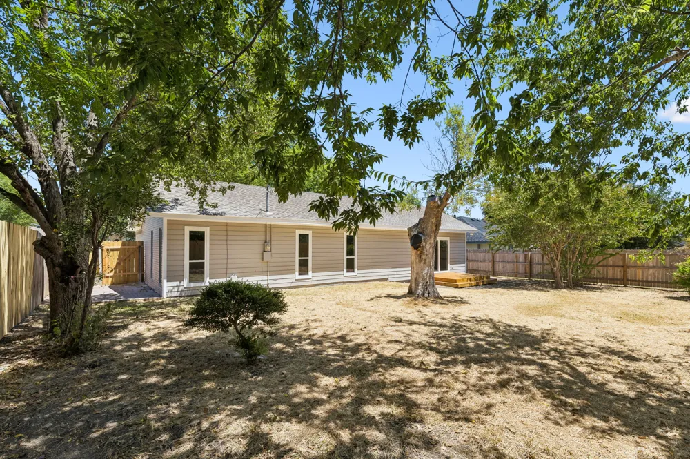 106 Cottonwood Drive Hutto, TX 78634