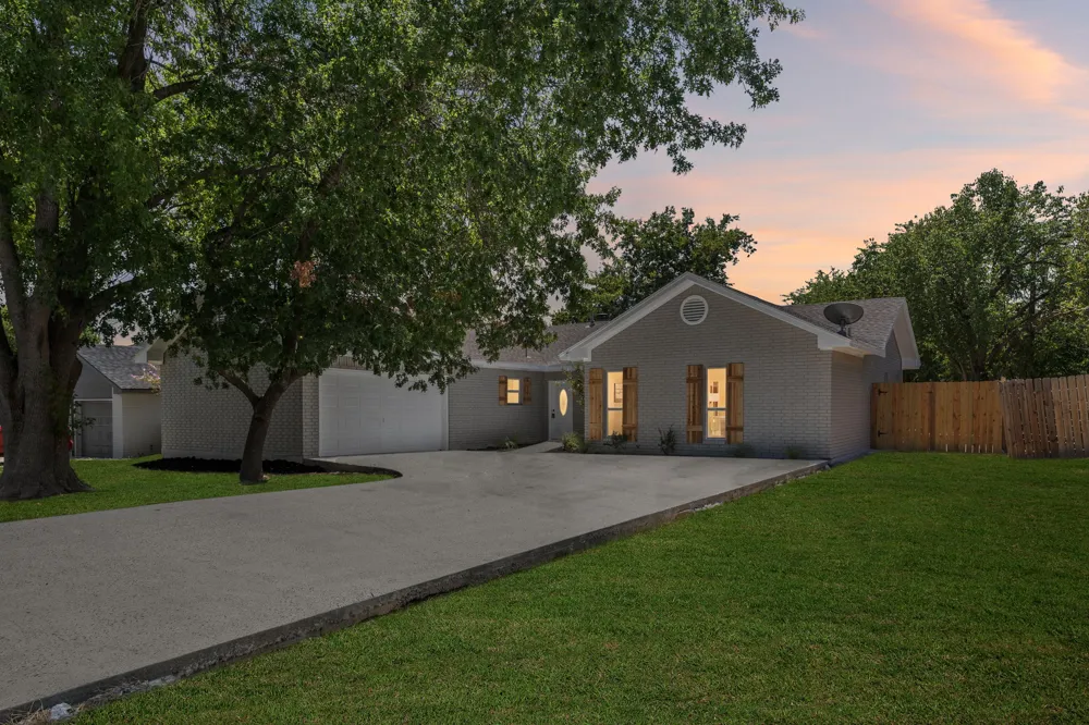 106 Cottonwood Drive Hutto, TX 78634