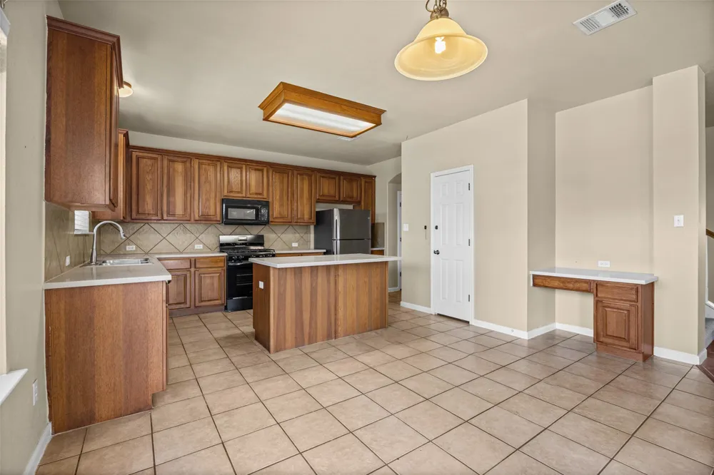 18932 Chrighton Castle Bend Pflugerville, TX 78660