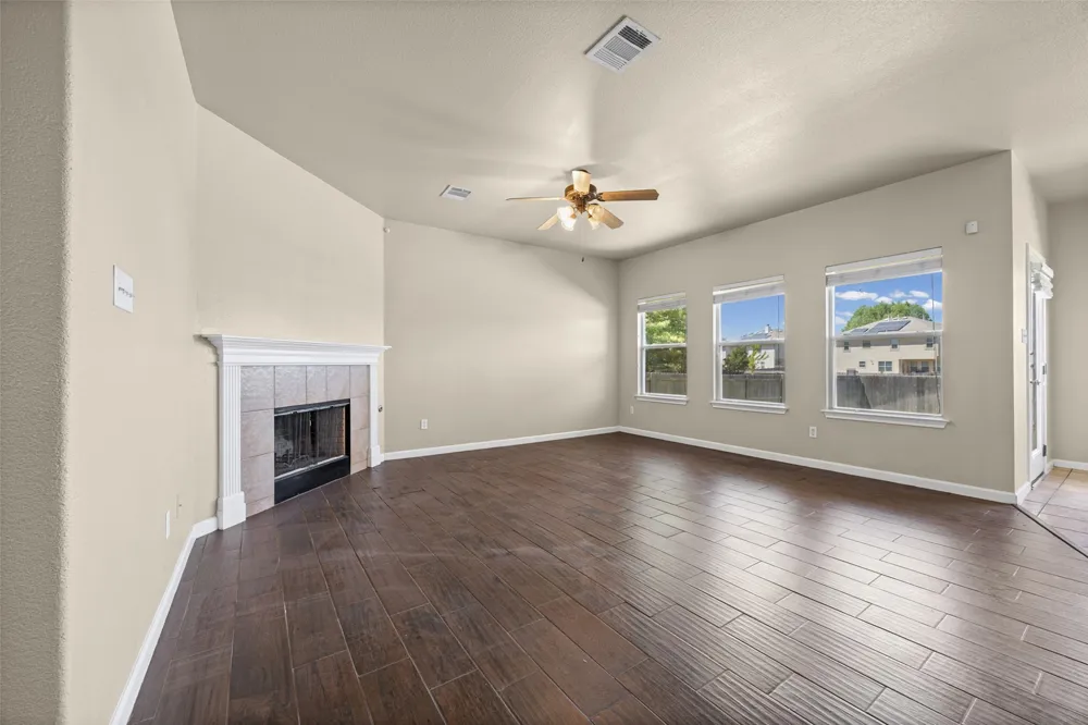 18932 Chrighton Castle Bend Pflugerville, TX 78660