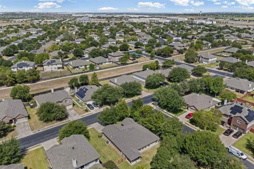 18932 Chrighton Castle Bend Pflugerville, TX 78660