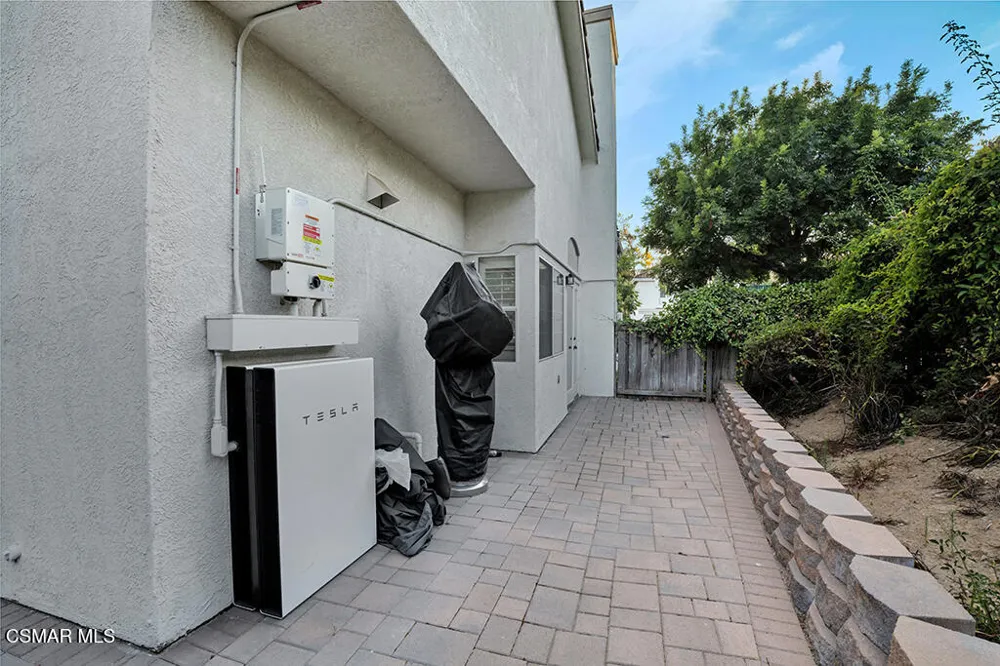 588 Monteleone Avenue Oak Park, CA 91377