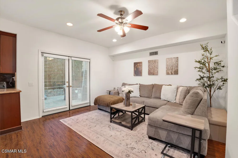 588 Monteleone Avenue Oak Park, CA 91377