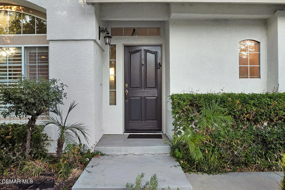 588 Monteleone Avenue Oak Park, CA 91377