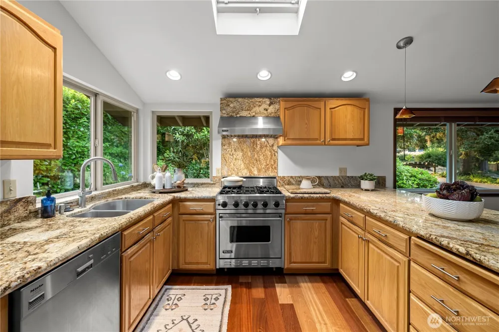 10785 Bill Point Crest NE Bainbridge Island, WA 98110