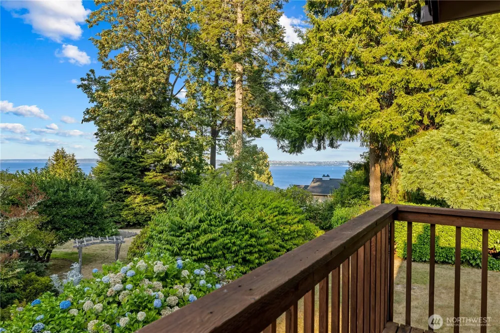 10785 Bill Point Crest NE Bainbridge Island, WA 98110