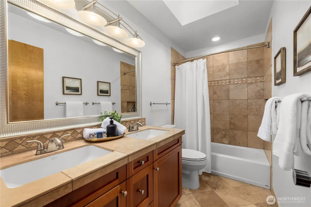 10785 Bill Point Crest NE Bainbridge Island, WA 98110