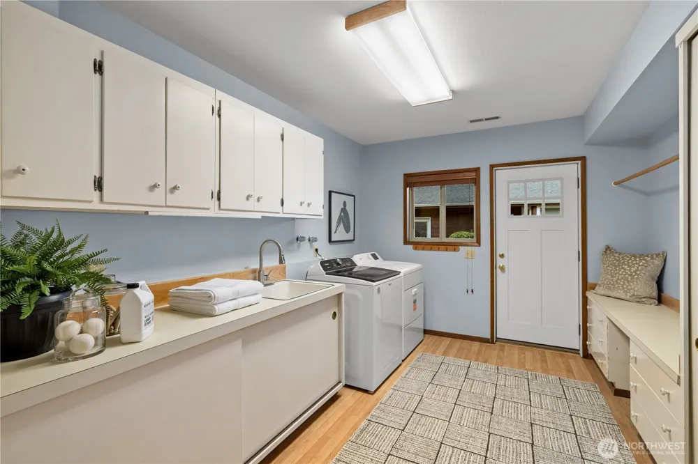 10785 Bill Point Crest NE Bainbridge Island, WA 98110