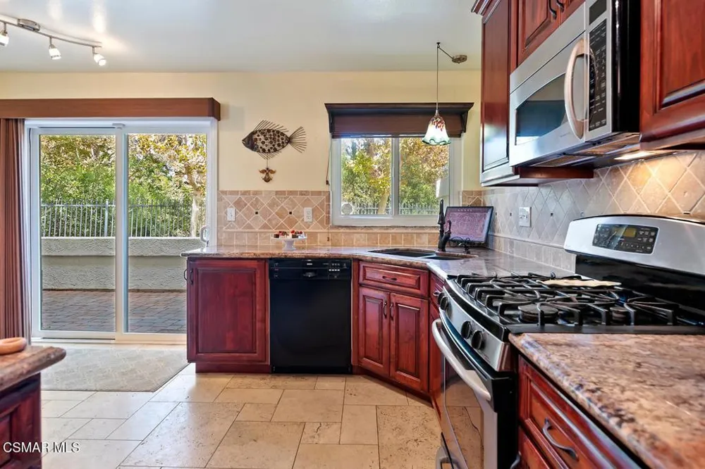 1425 Calle Lozano Camarillo, CA 93012