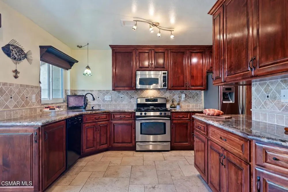 1425 Calle Lozano Camarillo, CA 93012