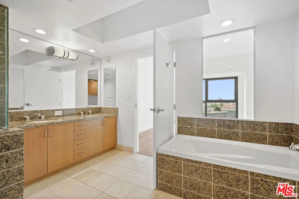 13700 Marina Pointe Drive #610 Marina del Rey, CA 90292