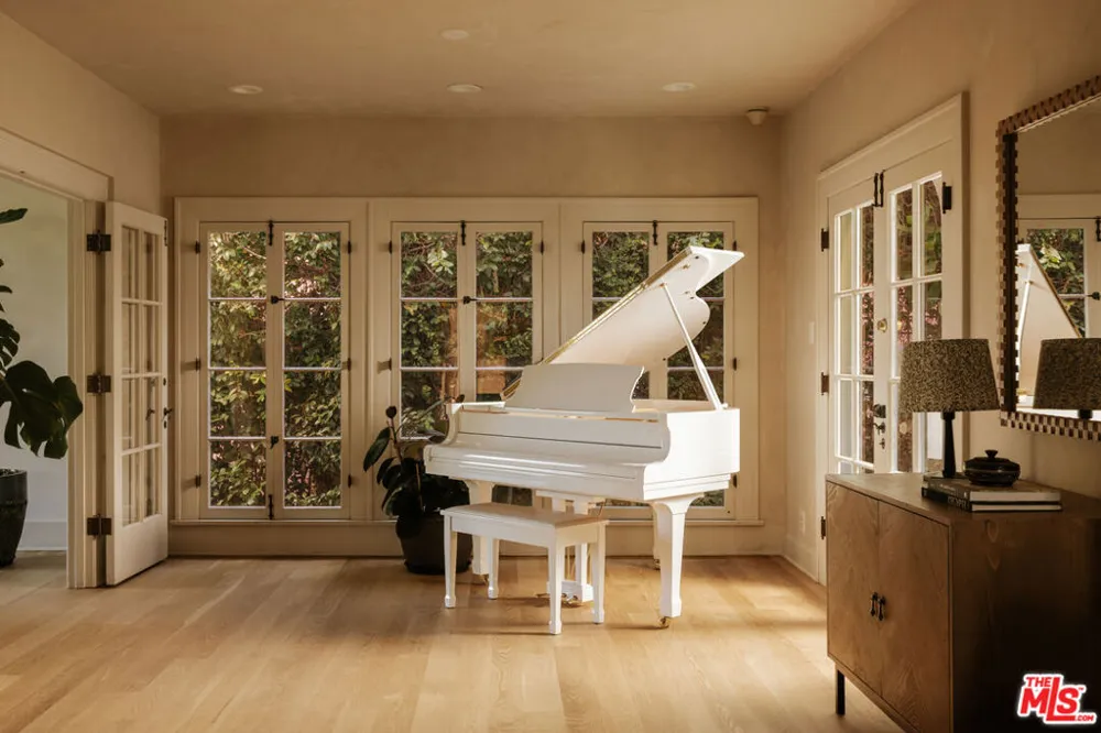 2126 E Live Oak Drive Los Angeles, CA 90068
