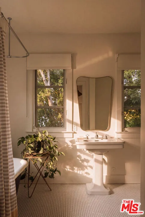 2126 E Live Oak Drive Los Angeles, CA 90068