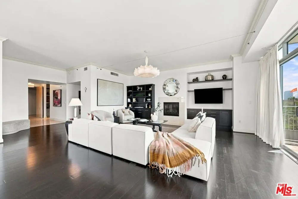 10800 Wilshire Boulevard #403 Los Angeles, CA 90024