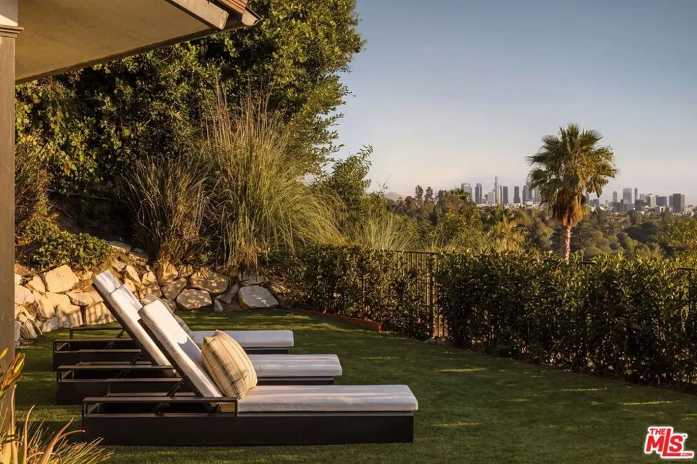 10122 Sunbrook Drive Los Angeles, CA 90210