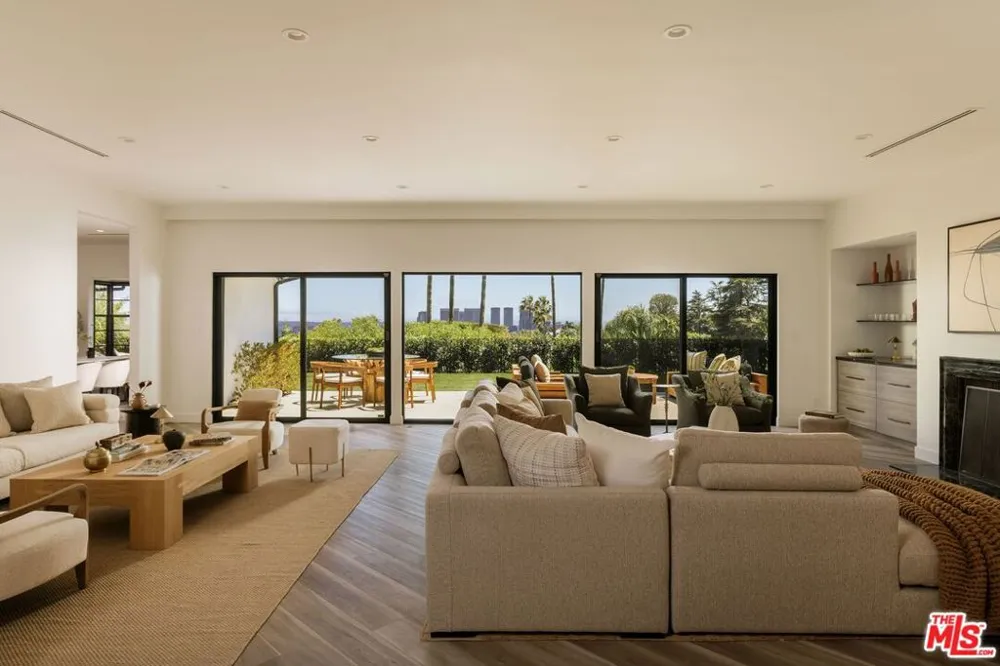 10122 Sunbrook Drive Los Angeles, CA 90210