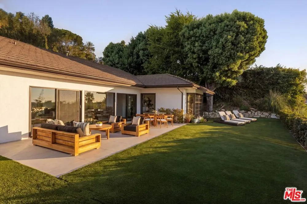 10122 Sunbrook Drive Los Angeles, CA 90210