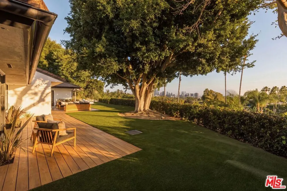 10122 Sunbrook Drive Los Angeles, CA 90210
