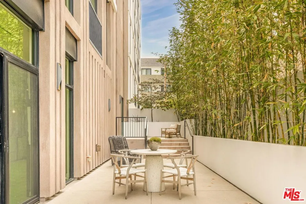 425 Palm Drive #103 Beverly Hills, CA 90210