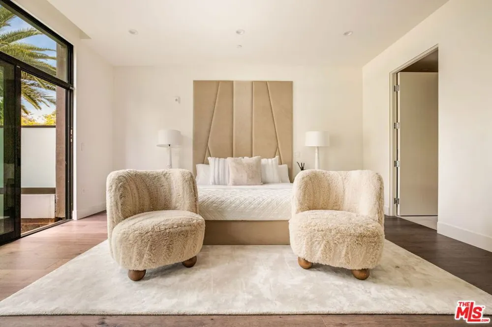 425 Palm Drive #103 Beverly Hills, CA 90210