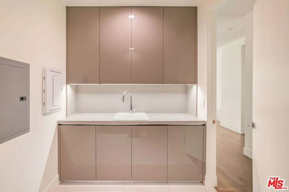 425 Palm Drive #103 Beverly Hills, CA 90210