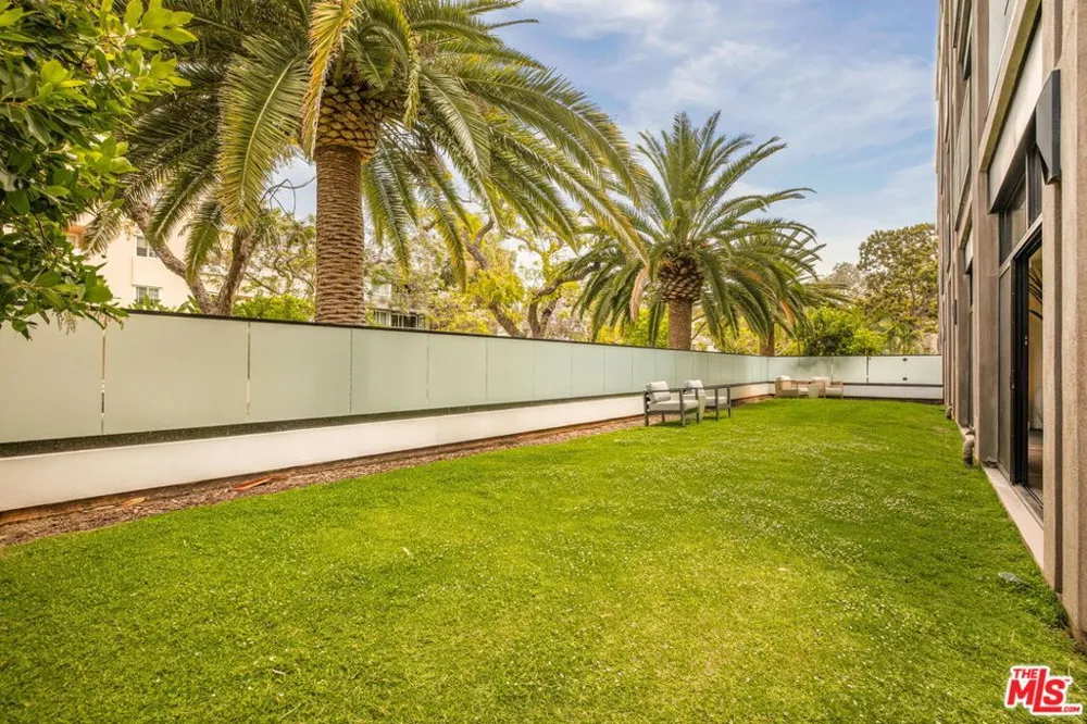 425 Palm Drive #103 Beverly Hills, CA 90210