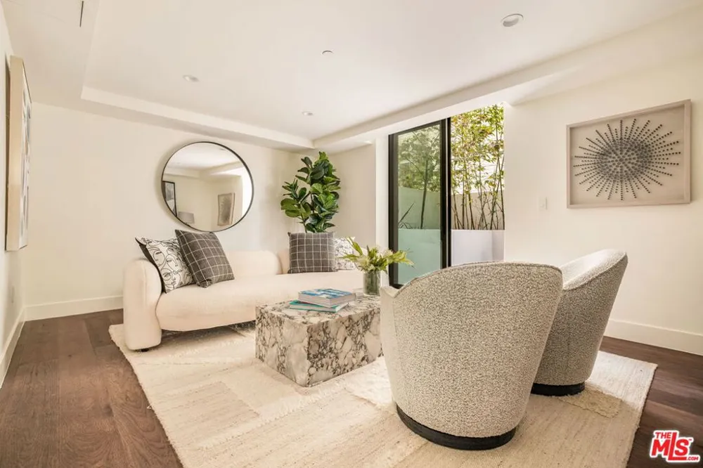 425 Palm Drive #103 Beverly Hills, CA 90210