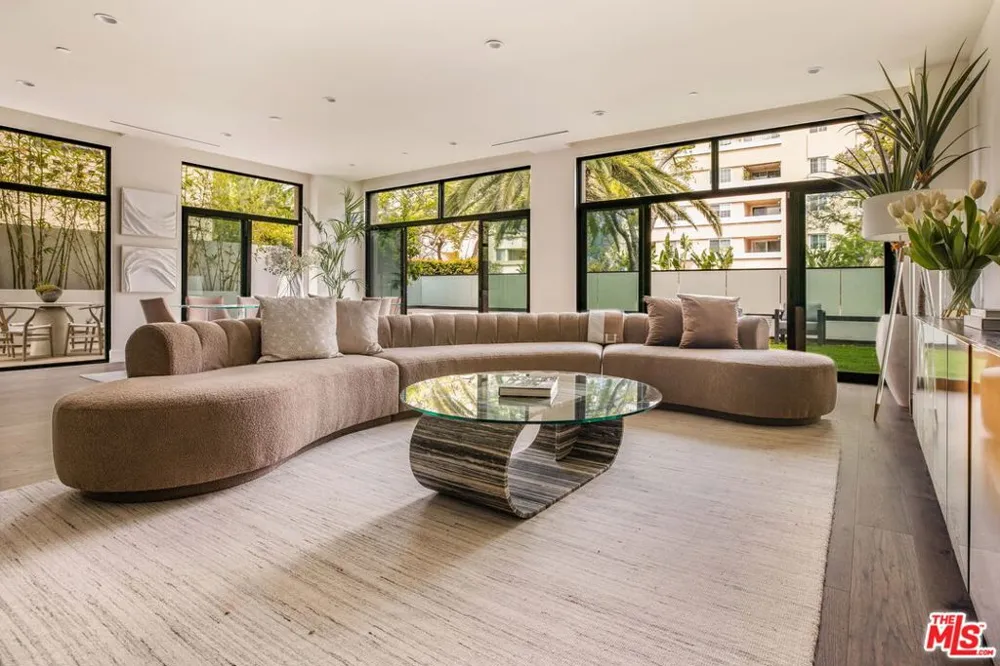 425 Palm Drive #103 Beverly Hills, CA 90210