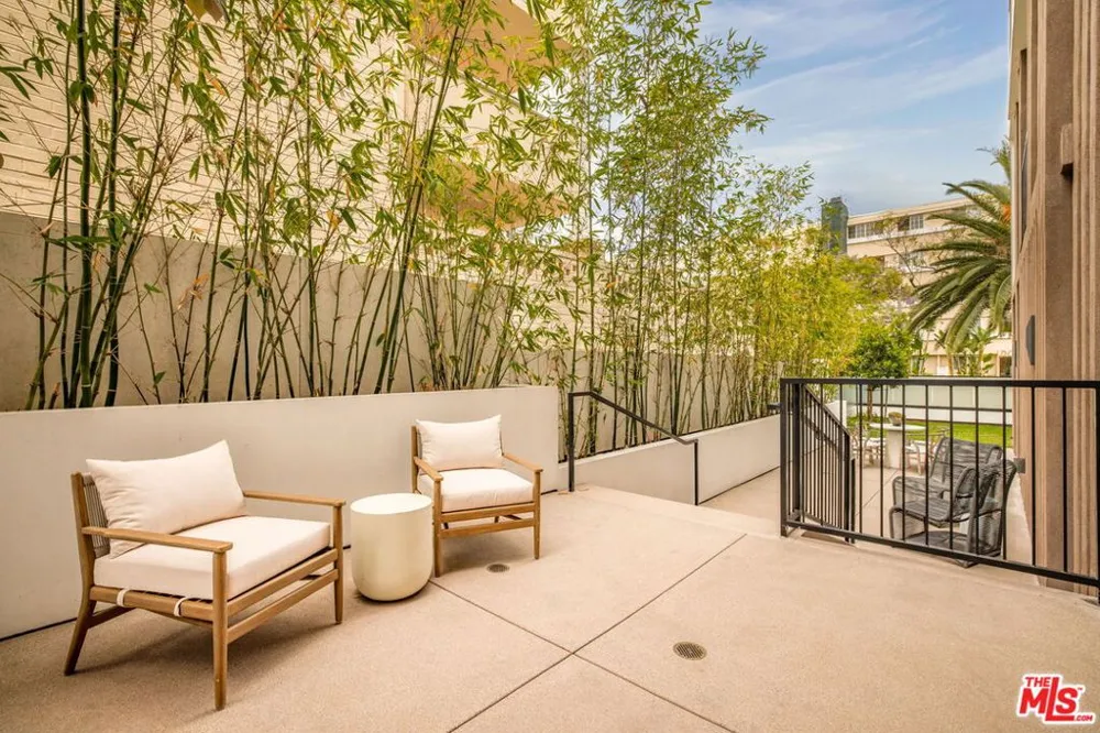 425 Palm Drive #103 Beverly Hills, CA 90210