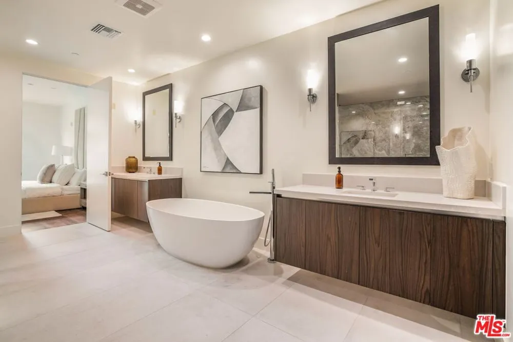 425 Palm Drive #103 Beverly Hills, CA 90210