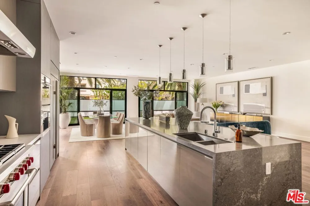 425 Palm Drive #103 Beverly Hills, CA 90210