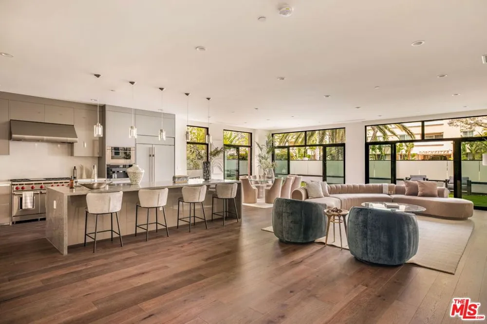 425 Palm Drive #103 Beverly Hills, CA 90210
