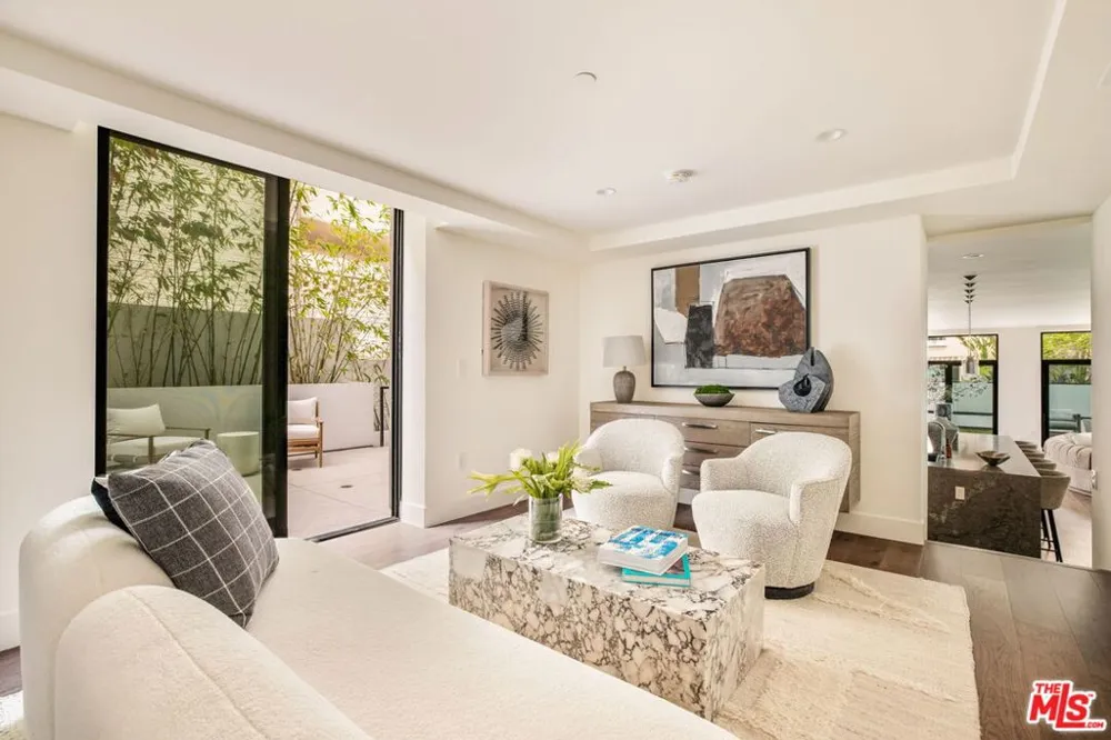 425 Palm Drive #103 Beverly Hills, CA 90210