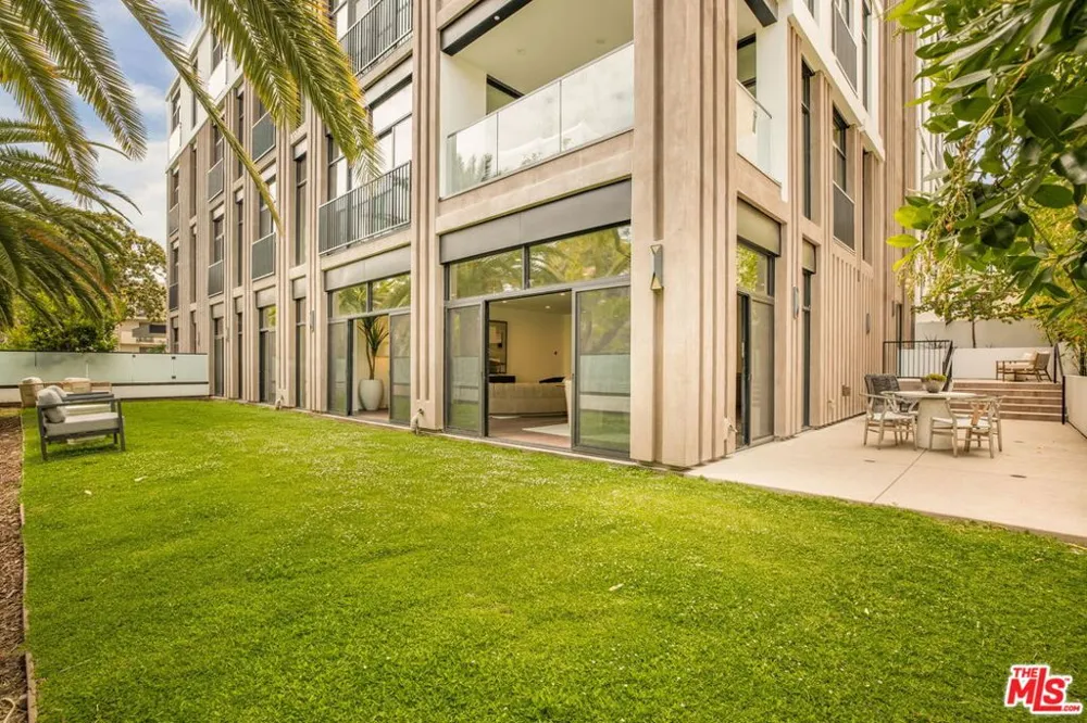 425 Palm Drive #103 Beverly Hills, CA 90210