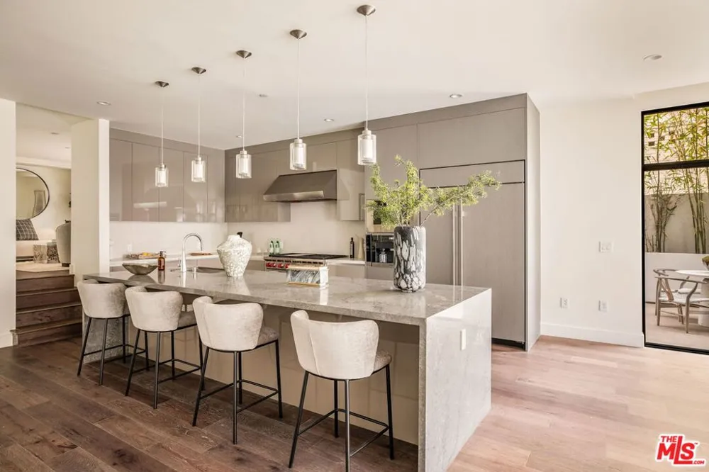 425 Palm Drive #103 Beverly Hills, CA 90210