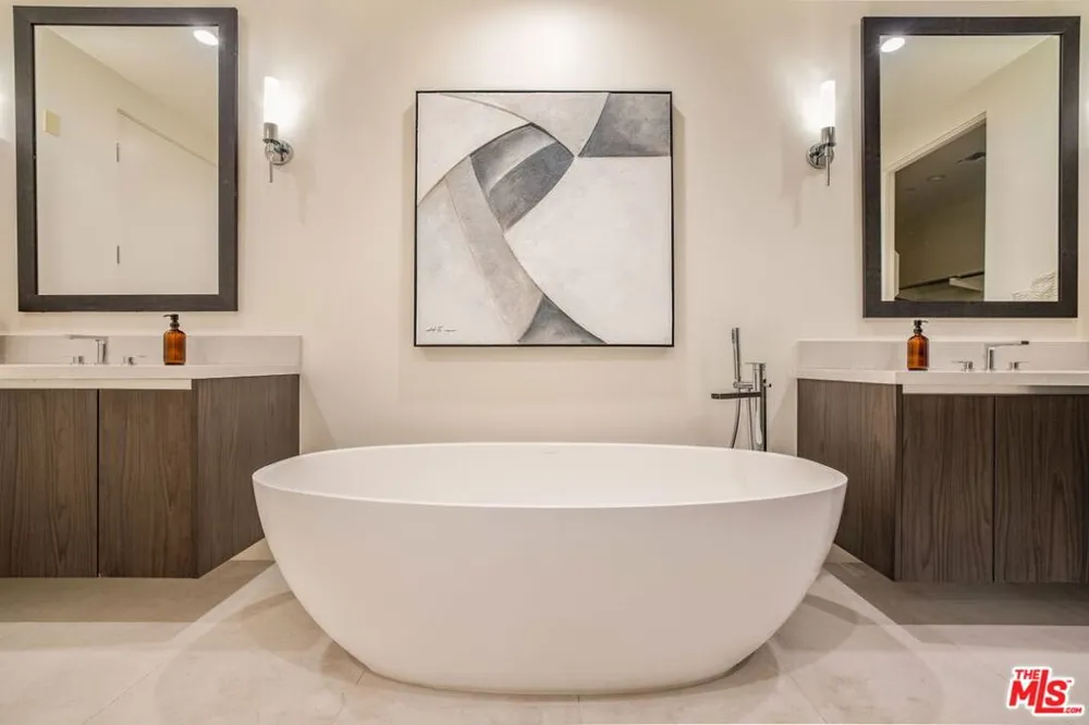 425 Palm Drive #103 Beverly Hills, CA 90210