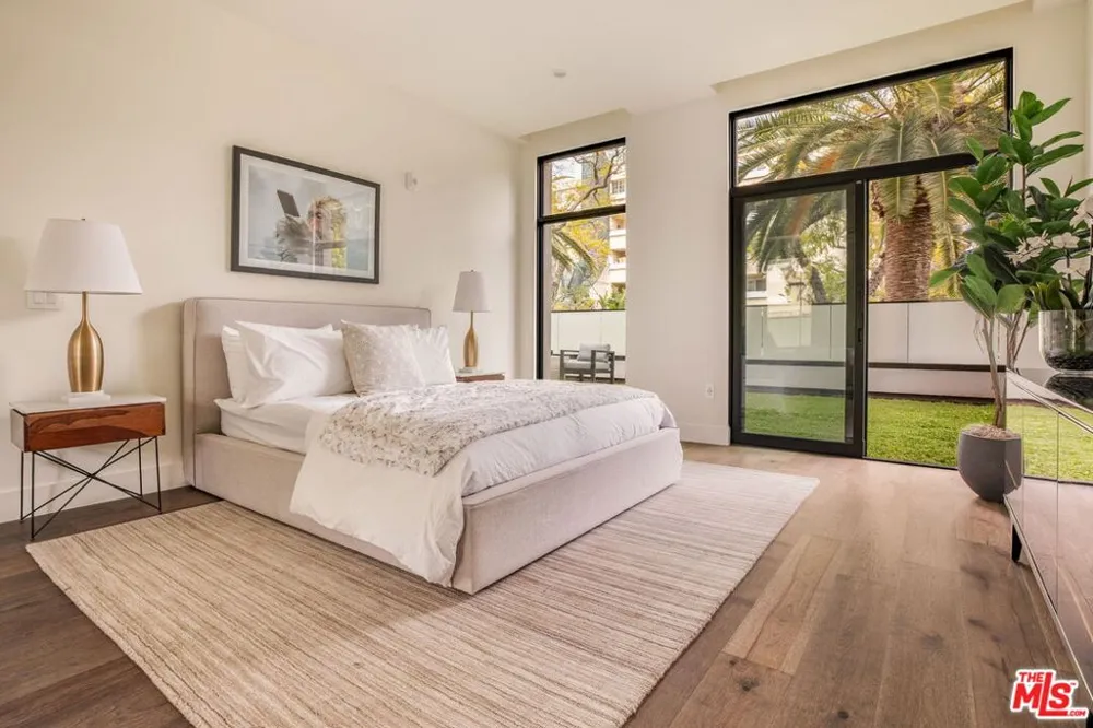 425 Palm Drive #103 Beverly Hills, CA 90210