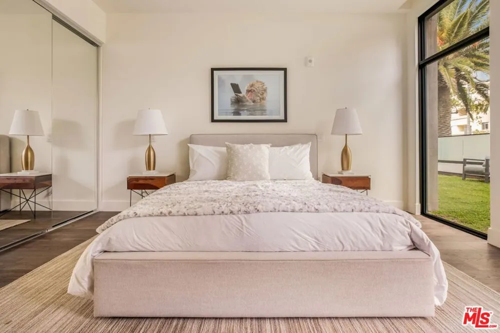 425 Palm Drive #103 Beverly Hills, CA 90210
