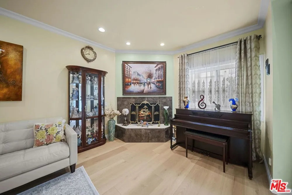 17914 Magnolia Boulevard #130 Encino, CA 91316