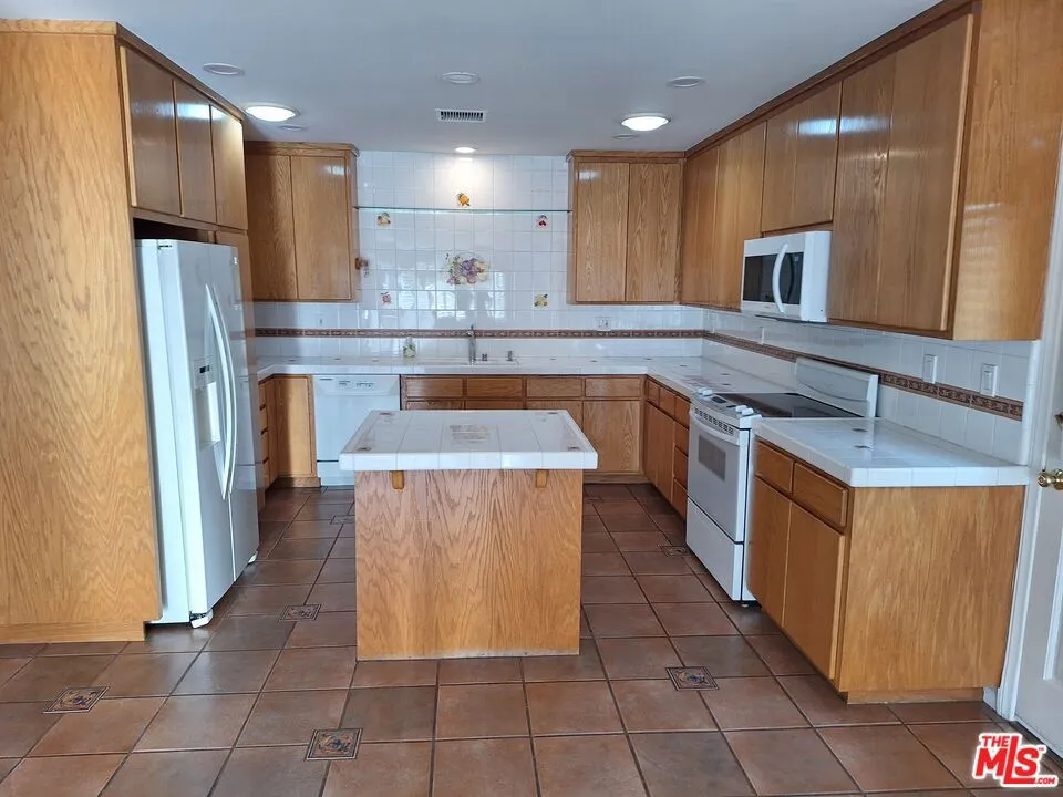 7539 Denrock Avenue Los Angeles, CA 90045